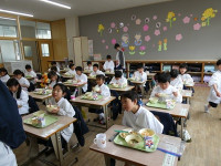 初めての給食2